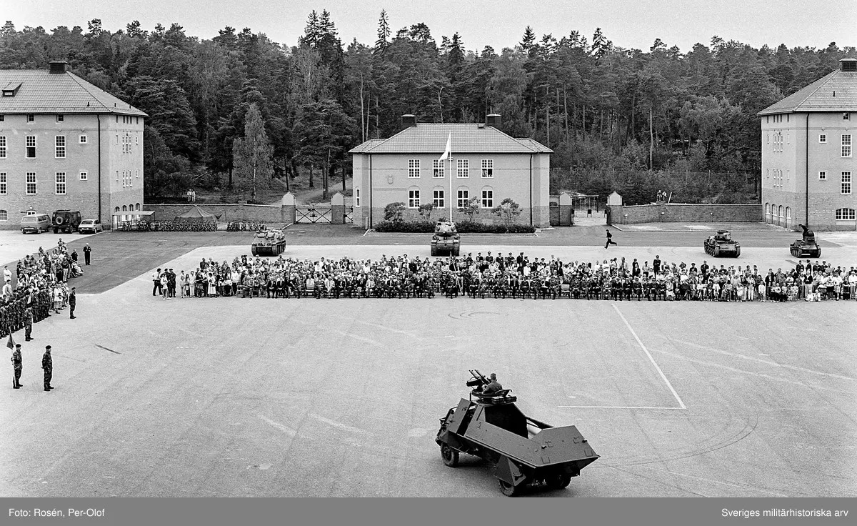Regementet uppställt för fanöverlämning av HM Konungen den 12 aug 1994. Fordonsparad.
I förgrunden en Skp m/42 (KP-bil).