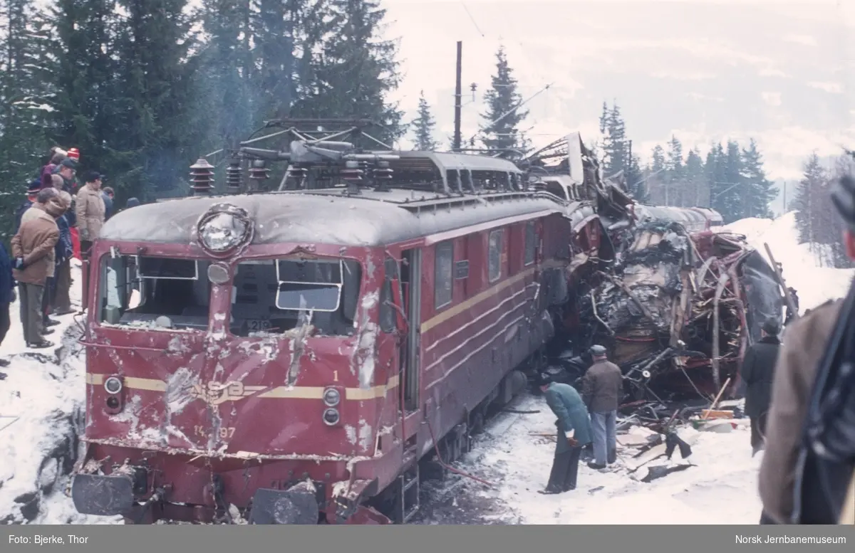 Tretten-ulykken - opprydding på ulykkesstedet med lokomotiv El 14 2197