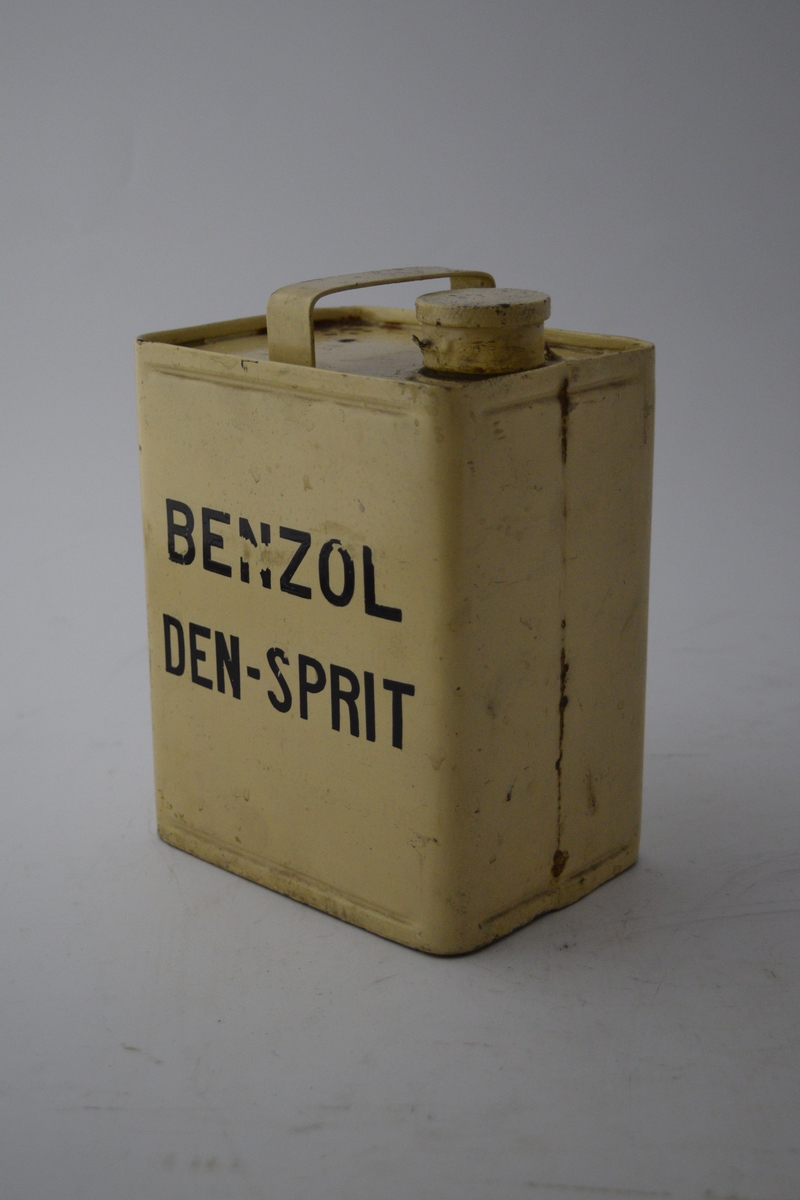 Kanne for benzolsprit (medisinsk sprit). Rektangulær beholder med skrukork og håndtak. Har vært brukt i sanitetsvogn ved jernbanetransport.