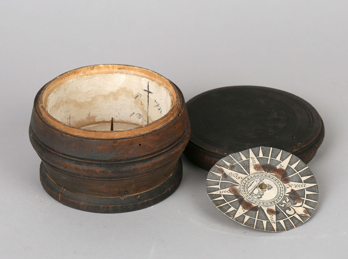 Luftkompass i dreiet trebolle med trelokk.