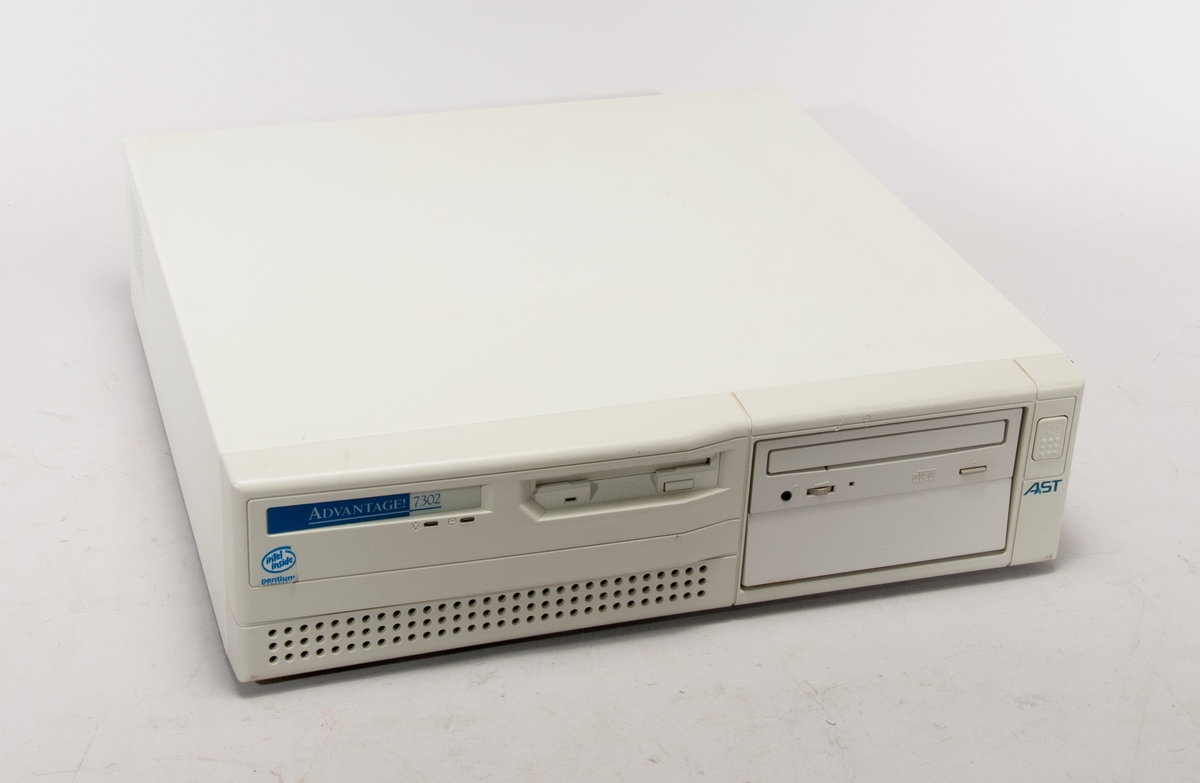 Dator AST Advantage 7302, 120 MHz Intel Pentiumprocessor, 1,2 GB Hårddisk, 16 MB EDO RAM, 1 st 3,5 floppydiskstation, 1 st 8x CD ROM enhet, 256 KB 2nd level Pipe, MPEG player, 16-bit audio/Mic/Speaker, Fax/data/voice modem.
Typ 145.