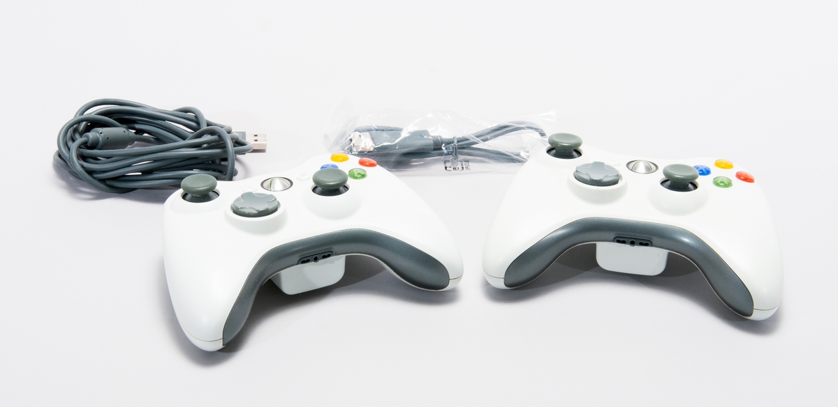 Två spelkontroller XBOX 1769-004, FCC id: C3K-WKS 368, nr:05880027654545 respektive 05880016955543, + 2st kablage.