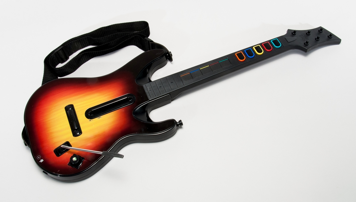 Spelkontroll, gitarr (gultonad dekor)
modell nr 95457,805,
märkning i batterifacket: BF00154298 3608.