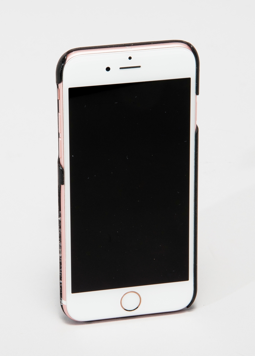 Smartphone Apple iPhone 6 S, i färgen "rosa guld".
Pekskärm typ Retina HD med 3D Touch, 4,7" storlek. Primär kamera iSight 12 MP, sekundär kamera FaceTime HD 5 MP.
Operativsystem vid leverans iOS 11. CPU av typ A9, 128 GB lagringsutrymme.
Stöder näten LTE, UMTS, GSM m fl.
Tillbehör: skydd för mobilens baksida, delvis defekt.
IMEI-nr 355425076998145
