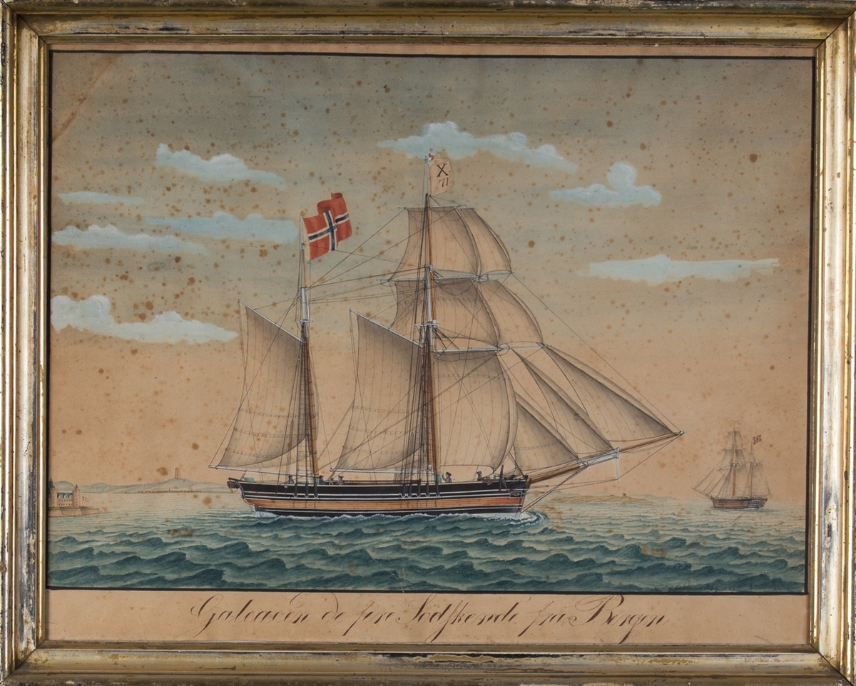 Skipsportrett av galeas DE FIRE SØDSKENDE for fulle seil. Til venstre i motivet sees Kronborg slott. TIl høyre i motivet sees samme fartøy fra akter. Fartøyet fører rent, norsk flagg og flagg med kjenningssignal X 71.