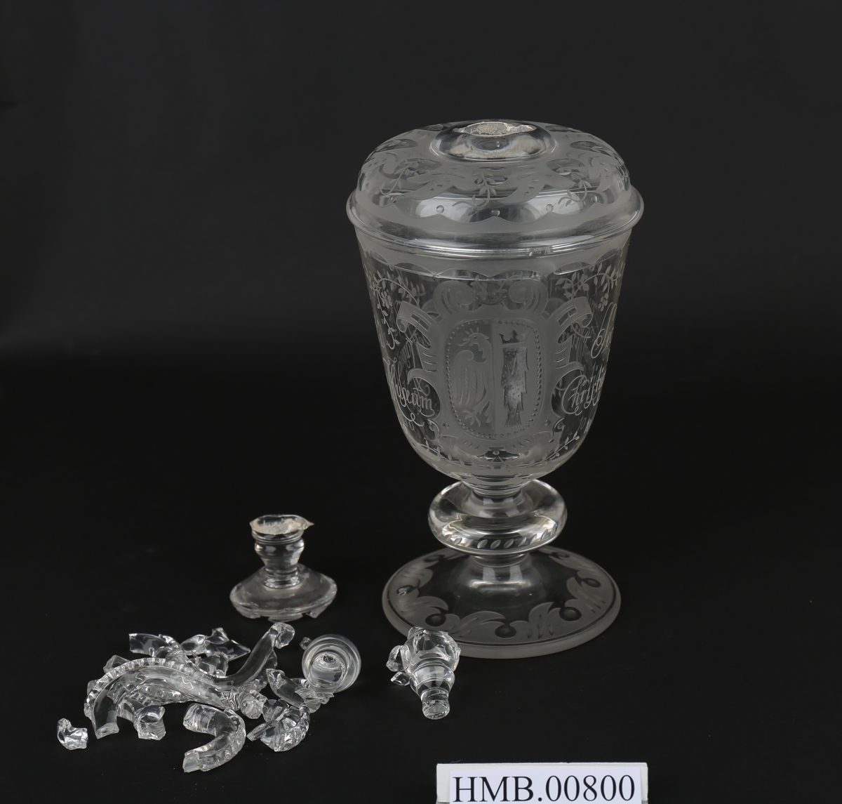 Pokal i glass gitt til daværende direktør ved Det Hanseatiske museum, Christian Koren Wiberg.