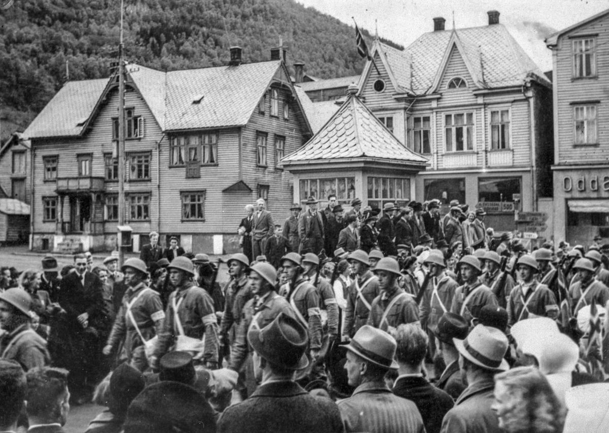 Heimefronten marsjerar gjennom Odda sentrum antakeleg 17. mai 1945.