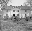 Överstad Källgård i Askeby socken. Dokumenterad av Östergötlands museum 1941. Manbyggnaden uppfördes ursprungligen omkring 1750. En om- och tillbyggnad genomfördes 1860. Vid tiden för bilden stundar arvsskifte med en modernisering som följd. Vy från norr.