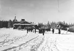 F6 Karlsborg 1946. Vinterövning i Boden. Albumet är en del av en donation från Karl-Axel Hansson, Karlsborg. Förteckning över hela donationen finns i albumet samt som Word-dokument.