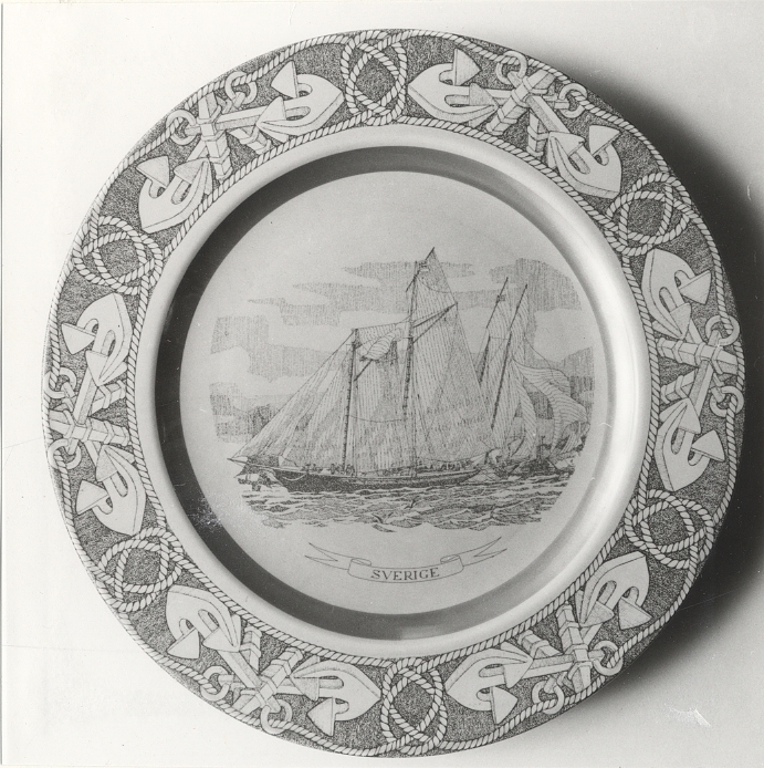 Minnestallrik av Flintgods med motivet skonerten SVERIGE.