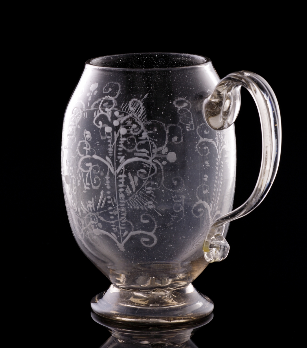 Sejdel av glas, på fot. 
Bukig modell. Graverad blomdekor samt initialerna: "N.J.S,", och "M.N.D.".
Högst troligen ett "giftasglas" som gavs i gåva till brudparet.