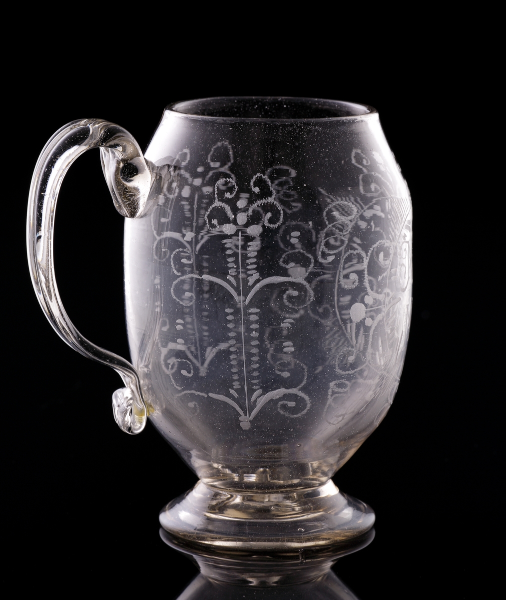Sejdel av glas, på fot. 
Bukig modell. Graverad blomdekor samt initialerna: "N.J.S,", och "M.N.D.".
Högst troligen ett "giftasglas" som gavs i gåva till brudparet.