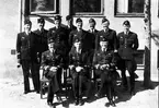 F6 Karlsborg 1946. Sittande från vänster: Chefen Bomb- och Skjutskolan Major Hugosson (Tidigare  regementsofficer på F6), exp. officer kapten Engström, lärare kapten Ekdahl. Stående feån vänster: Löjtnant Simmons F14, löjtnant Lindahl F6, löjtnant Rinde F12, Kapten Knutsson E1 stab, löjtnant Lange F17. (Löjtnant Sundqvist Fc ej med på bild). Albumet är en del av en donation från Karl-Axel Hansson, Karlsborg. Förteckning över hela donationen finns i albumet samt som Word-dokument.