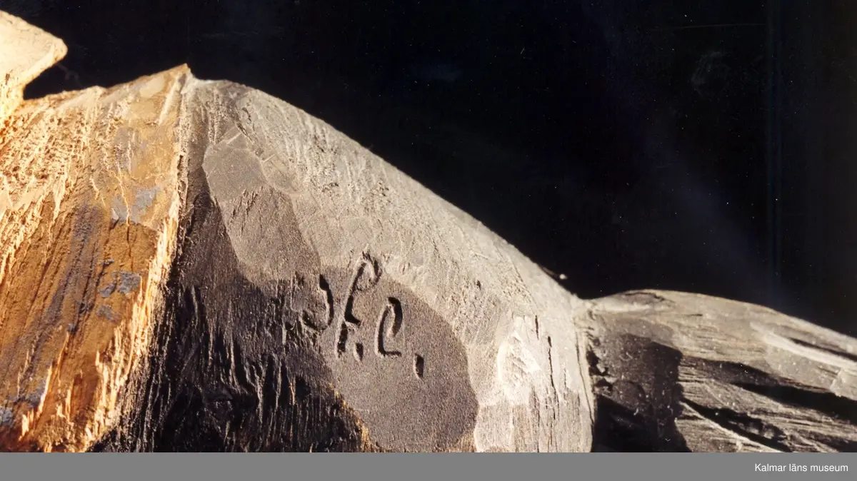 KLM 39255:31. Skulptur, av trä, bemålad. Ryttare till häst, Karl XII. Figur stiftad mot träplattan. Ryttaren har uniformsrock och hatt av karolinermodell samt bär sporrar. Hästen är utrustad med träns och betsel i svartmålad plåt, smidda stigbyglar i koppar samt randmålad sadel i blått och bronsfärg(?). Signerad, H.C. På hästens ländrygg samt på plattans ovansida. Inristad kursiverad text på plattans långsidesfront, E. Tegners tex: Högbarmad, smärt, gullhårig, en ny Aurora kom, Från Kämpe tjugoårig hon vände ohörd om. Datering, omkring 1930. Tillverkad av Helge Rugland, f. Carlsson.
Figuren hör samman med KLM 39255:17 Aurora Königsmarck, vilka utgör en figurgrupp, benämnd, Karl XII och Aurora Königsmarck.