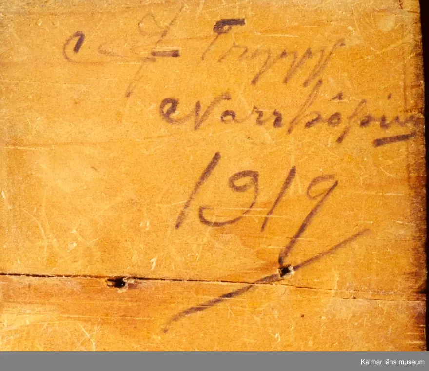 KLM 39255:31. Skulptur, av trä, bemålad. Ryttare till häst, Karl XII. Figur stiftad mot träplattan. Ryttaren har uniformsrock och hatt av karolinermodell samt bär sporrar. Hästen är utrustad med träns och betsel i svartmålad plåt, smidda stigbyglar i koppar samt randmålad sadel i blått och bronsfärg(?). Signerad, H.C. På hästens ländrygg samt på plattans ovansida. Inristad kursiverad text på plattans långsidesfront, E. Tegners tex: Högbarmad, smärt, gullhårig, en ny Aurora kom, Från Kämpe tjugoårig hon vände ohörd om. Datering, omkring 1930. Tillverkad av Helge Rugland, f. Carlsson.
Figuren hör samman med KLM 39255:17 Aurora Königsmarck, vilka utgör en figurgrupp, benämnd, Karl XII och Aurora Königsmarck.