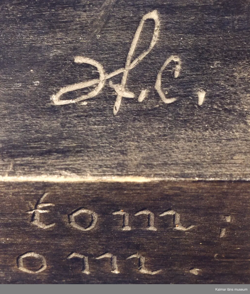 KLM 39255:31. Skulptur, av trä, bemålad. Ryttare till häst, Karl XII. Figur stiftad mot träplattan. Ryttaren har uniformsrock och hatt av karolinermodell samt bär sporrar. Hästen är utrustad med träns och betsel i svartmålad plåt, smidda stigbyglar i koppar samt randmålad sadel i blått och bronsfärg(?). Signerad, H.C. På hästens ländrygg samt på plattans ovansida. Inristad kursiverad text på plattans långsidesfront, E. Tegners tex: Högbarmad, smärt, gullhårig, en ny Aurora kom, Från Kämpe tjugoårig hon vände ohörd om. Datering, omkring 1930. Tillverkad av Helge Rugland, f. Carlsson.
Figuren hör samman med KLM 39255:17 Aurora Königsmarck, vilka utgör en figurgrupp, benämnd, Karl XII och Aurora Königsmarck.