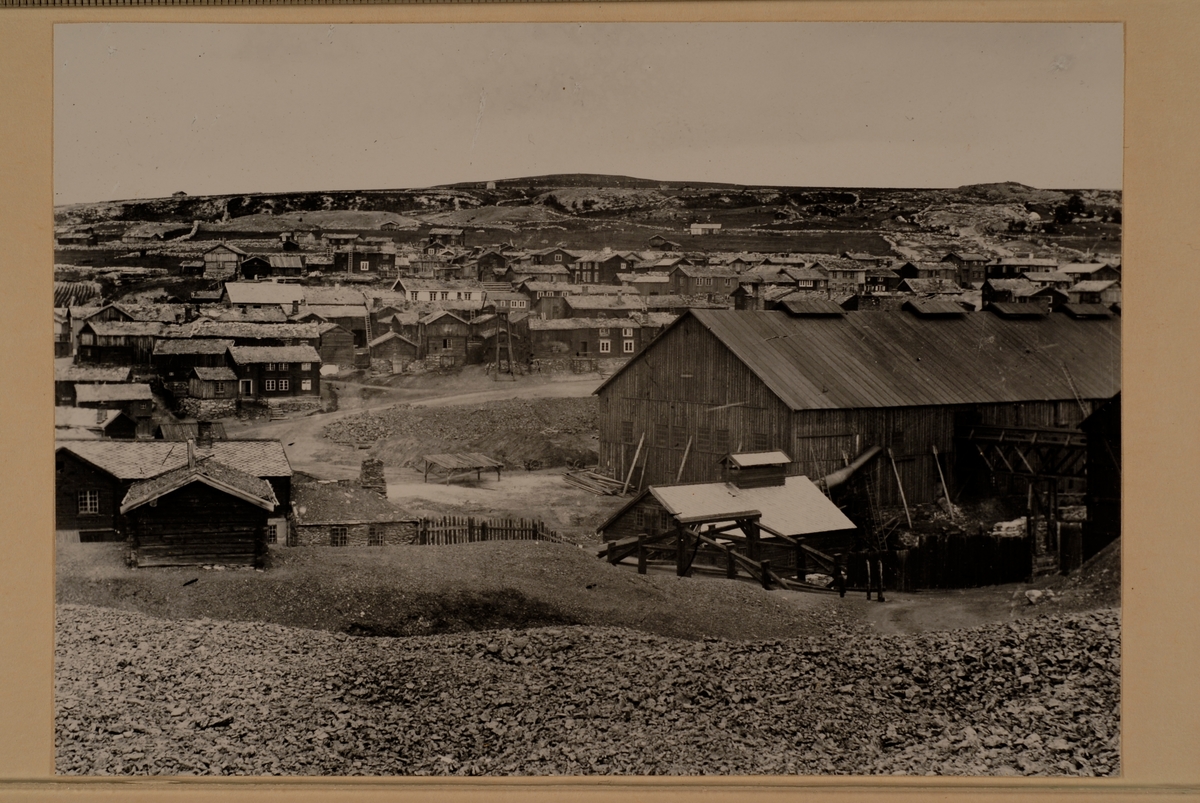 Oversikt Røros bergstad. Kurantgården, Mørkstugata, Malmplassen og Smeltehytta sett fra Slagghaugen, Røros. Bebyggelsen på Nord-Haugan i bakgrunnen