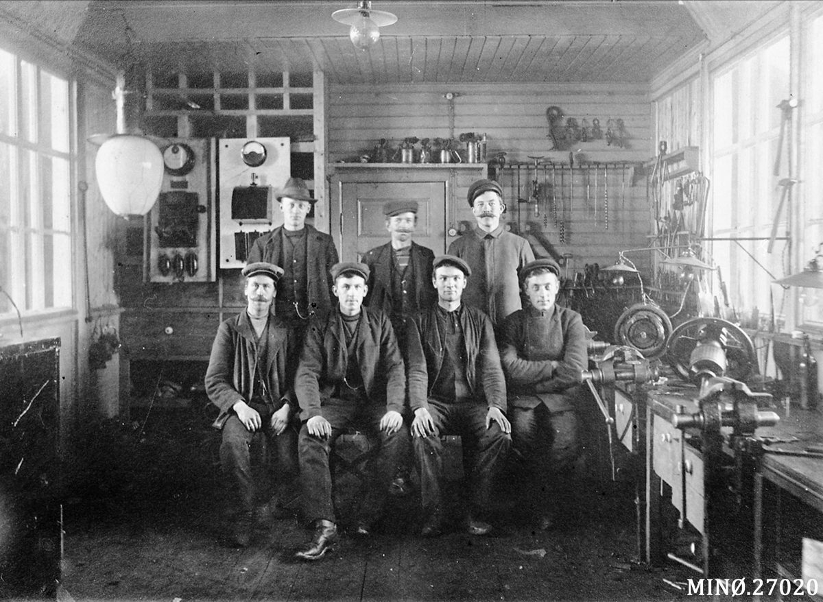 Løkken Verk. fra verkstedet rep. av elektriske motorer. nr 3 fv. foran Alfred Eriksen f 1886 