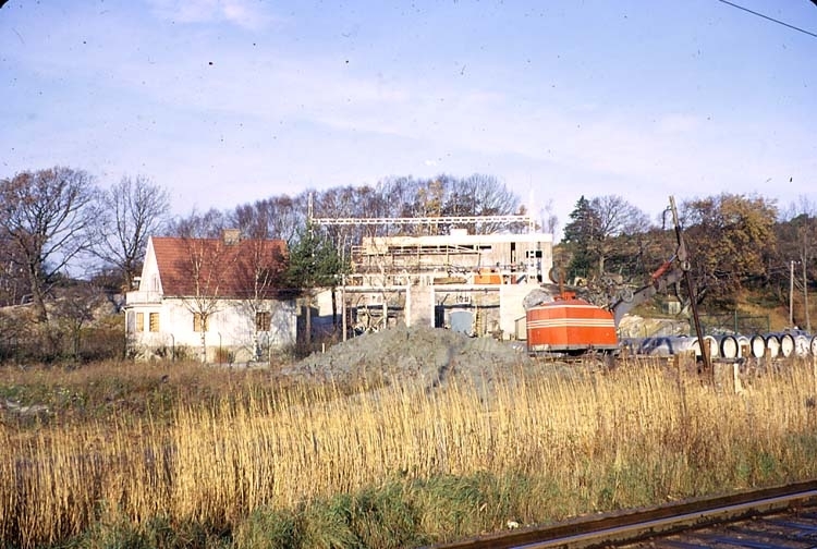 Villa vid järnvägsspår och Vattenfalls transformator.