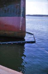 Vattenfalls oljehamn. Två typer av oljelänsa.