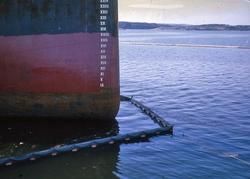 Detalj av "Esso Gothenburg" med oljelänsor.