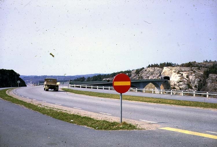 Stenungsön, Källöbron och tunnel.