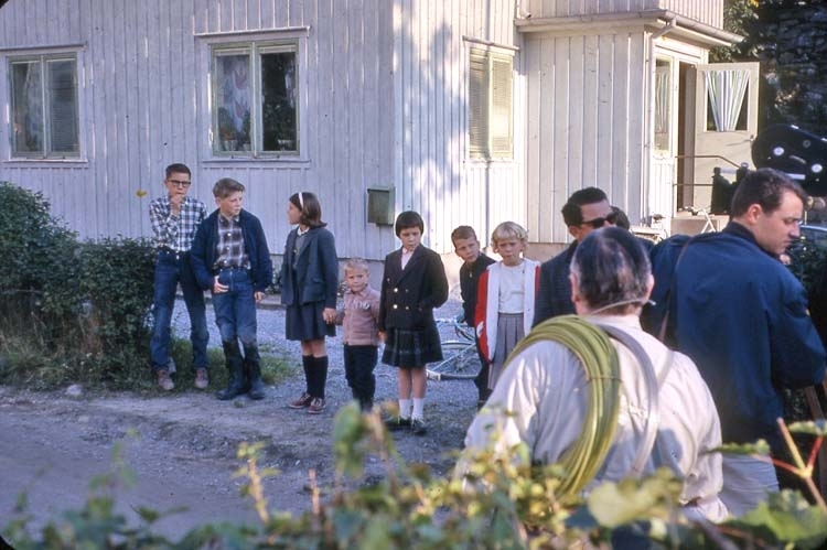 Stenungsunds gamla centrum. Filmteam från USA 15-19/9 1962.
Skolbarn. Filminspelning.