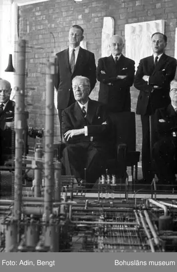 Kungainvigningen 16 juni 1964. 
Fotograf Bengt Adin, Göteborg. Regi Hans Håkansson.
Krackermodellen presenteras för kung Gustaf VI Adolf, bakom från vänster Haider, Amnéus, 
Ståhle och Hedlund.