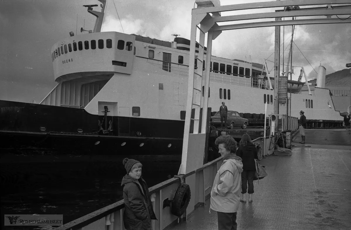 Fergen "Rauma" i bakgrunnen.."September 1971"."Sekken"
