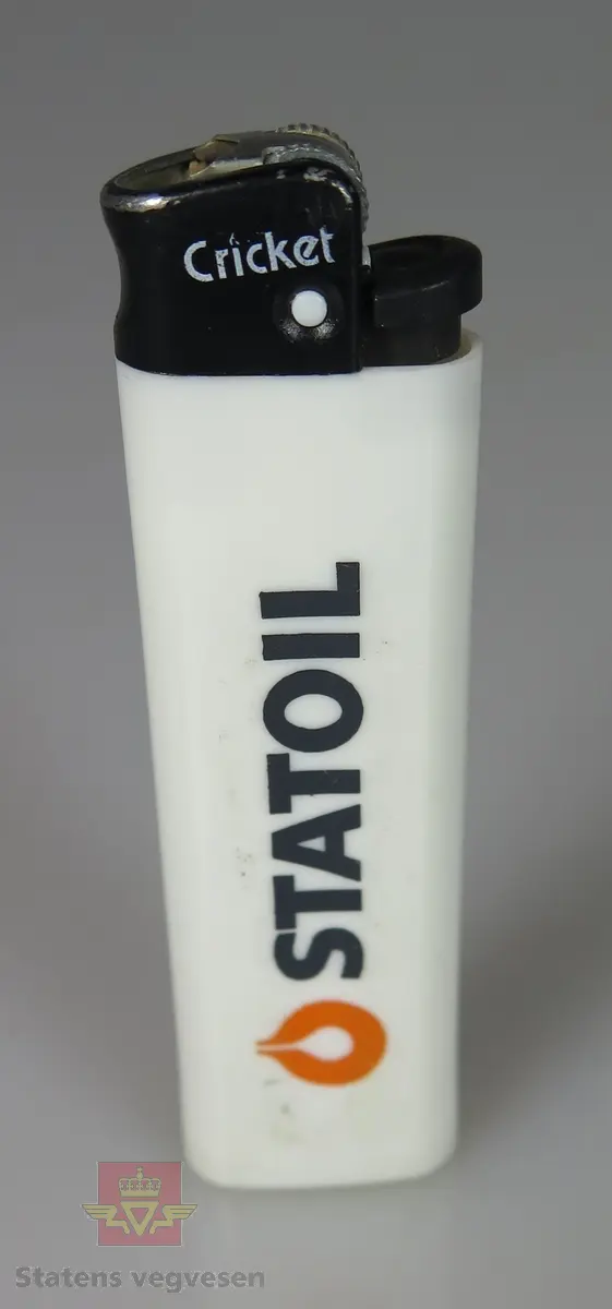 Lighter, i hovedsak hvit. Lagd av plast og metall. Har Statoil logo. Lighteren er tom.