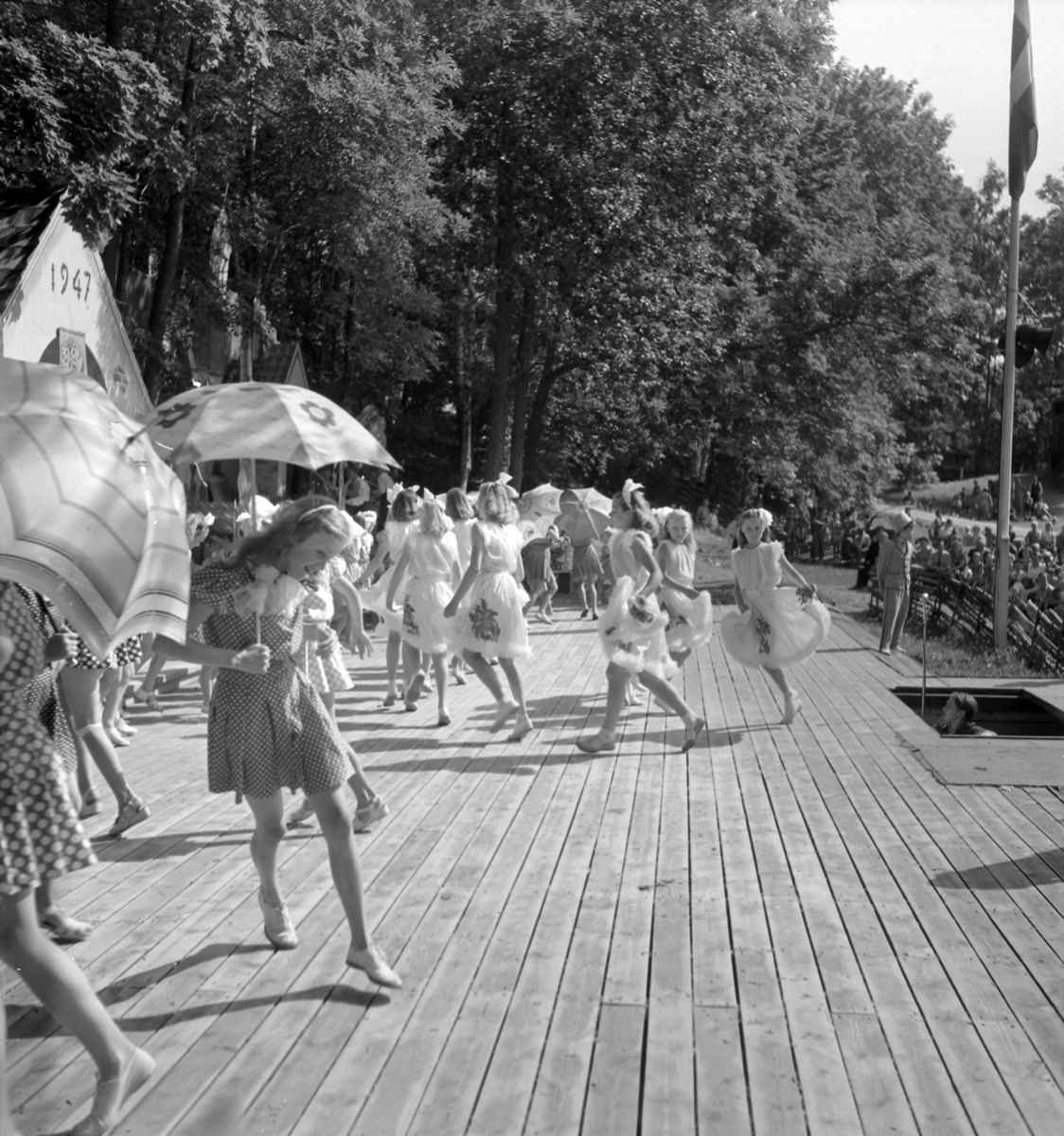 Furuvik

Furuviksparken invigdes pingstdagen 1936.
Folkdanslaget Furuviks Ungdomslag och Barnkabarén blev Furuviksbarnen.












