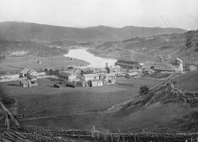 Tolga smeltehytte ca. 1870, Fra venstre Smedgarden, Fredriksgård, Paulsgård, Johnsgård, Amstua med hyttklokke og Smelhytta. 