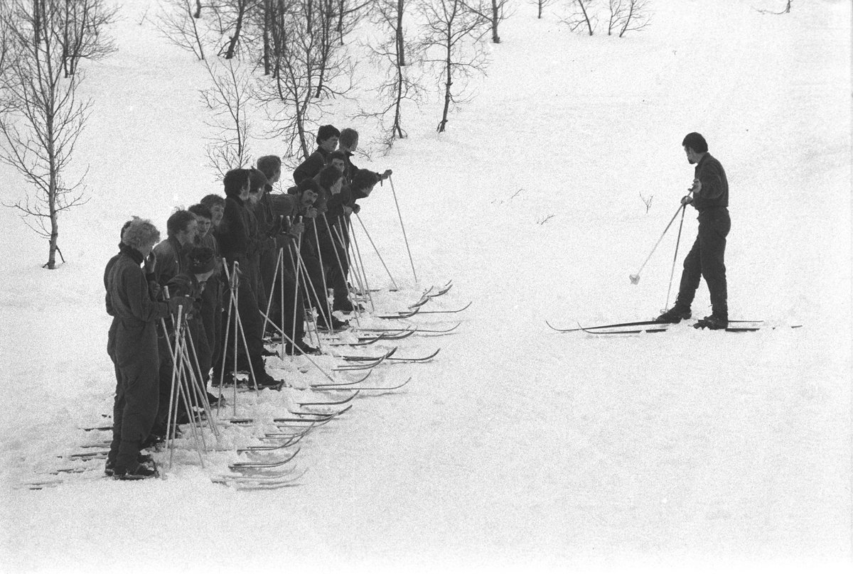 Befalsskolen Nord Norge, vinterskyting på Melå-platået. Befalsskoleelever oppstilt på ski. Offiser instruerer.