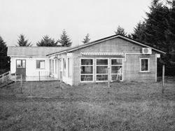 På marka framfor maskinhuset er det i 2004 bygd hus for gard