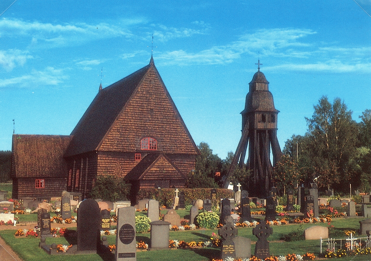 Ersatte medeltida kyrka som brann ner 1691. Kyrkans vägg- och takmålningar utfördes 1707-08 av Petter Wadsten och Zackarias Hake. Är en enskeppig salkyrka. Renoverades 1939.