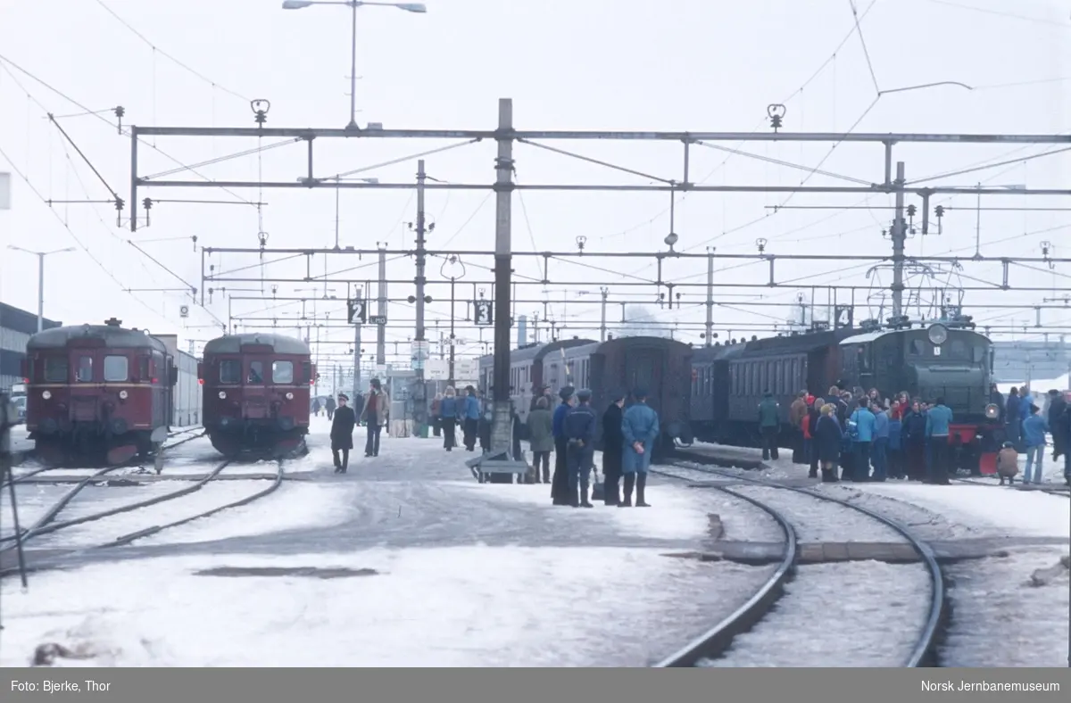 Ekstratog for Norsk Jernbaneklubb i spor 4 på Hamar stasjon, trukket av El 1 2011. I spor 3 sørgående tog 308 Otta-Oslo og i spor 1 og 2 tog til og fra Rørosbanen