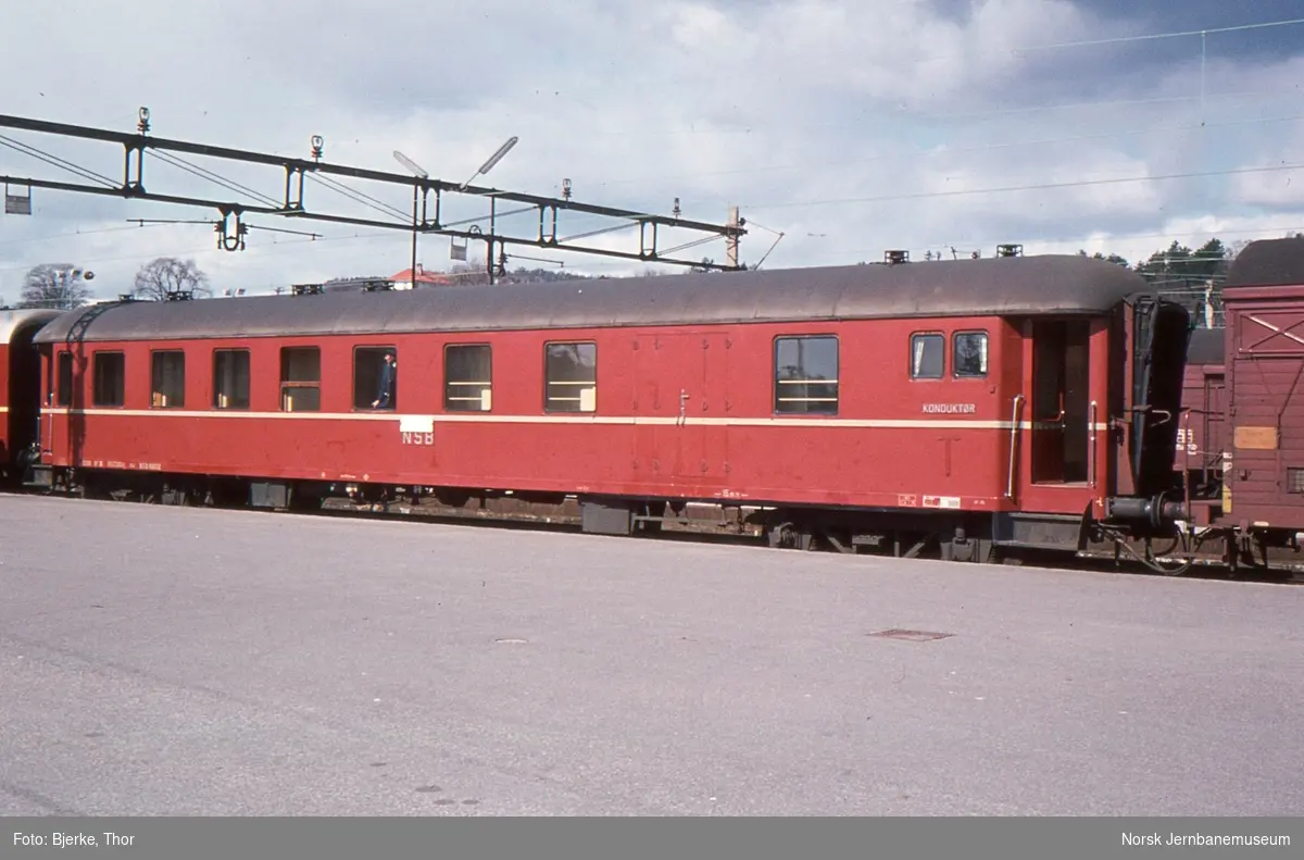 Personvogn litra BF10 nr. 21506 på Kristiansand stasjon