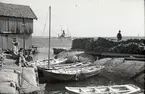 En kvinna med barn vid Ringneskärs hamn, 1939.