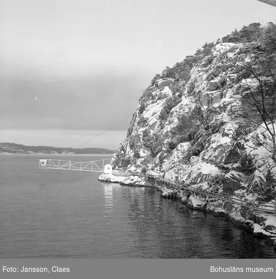 Enligt uppgift: "Gångbro till hängbro med mäthus, foto från norrbalkong, huvudbyggnad".