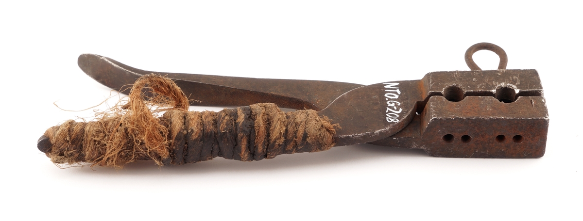 Plombestøpetang for to blomber med en tilhørende pinne og tråd surret rundt håndtak.