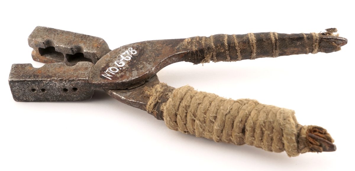 Plombestøpetang av metall, med påtvunnet hyssing, og/eller en form for duk.