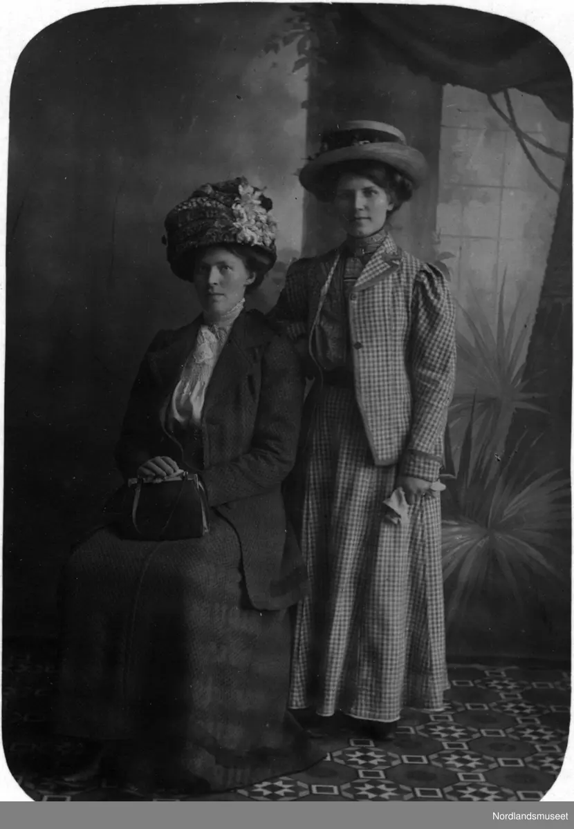 Sittende: Emma Grøsset, 1885-1965, g.m. Lars Kolden. Stående: Ukjent.