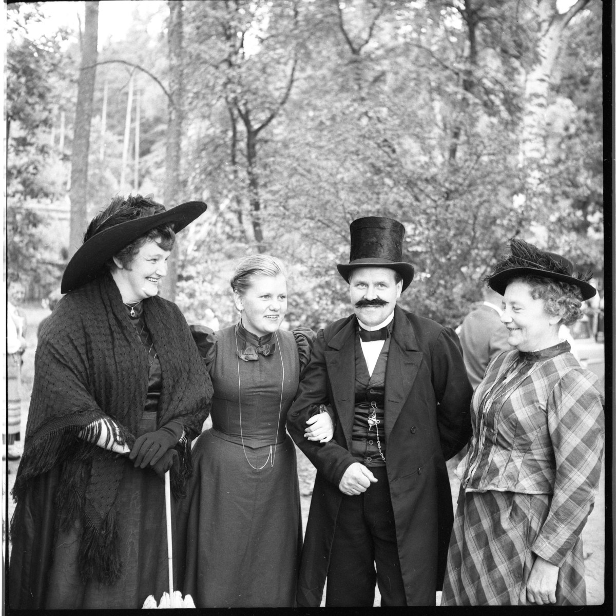 Historiska dräkter på Grännaberget i samband med Grenna Hembygdsförenings Hembygdsfest. Från vänster: Kerstin Johansson, okänd, Kerstins man Knut Johansson samt okänd.