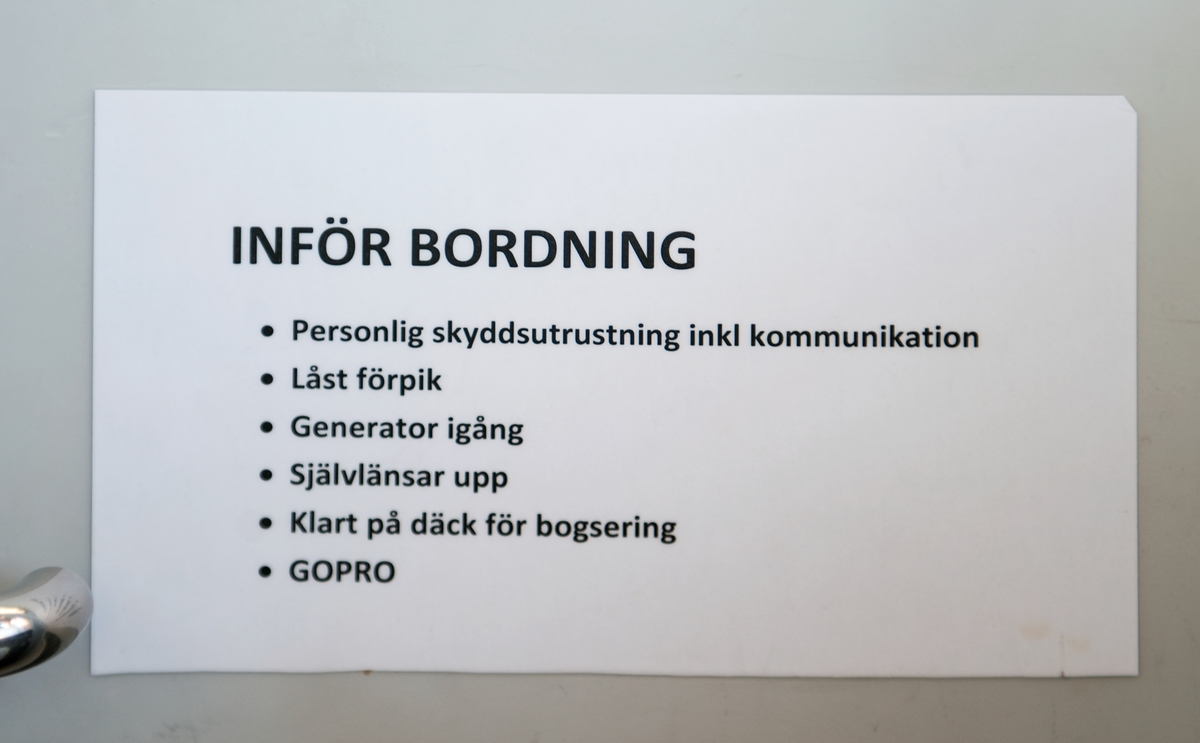 Skylt med instruktioner uppsatt i båten " inför bordning…"