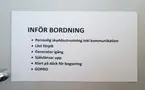 Skylt med instruktioner uppsatt i båten 