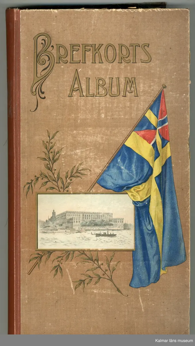 KLM 28542:1 Brevkortsalbum, av papper och kartong. Brunt med text och motiv på framsidan, Brefkorts Album samt bild med Stockholms slott och ångfartyg, däromkring den svensk-norska unionsflaggan, en kvist med bär, dekorelement som hänför sig till jugend. Datering, Jugend. Brevkort med olika motiv från städer och mindre orter, däribland Kalmar, men även från orter runt om i Sverige, några från USA. Olika folkdräktskort. Parkort med en dam och en herre, samt gratulationskort och helgkort. Har huvudsakligen tillkommit under åren 1902 till 1907.