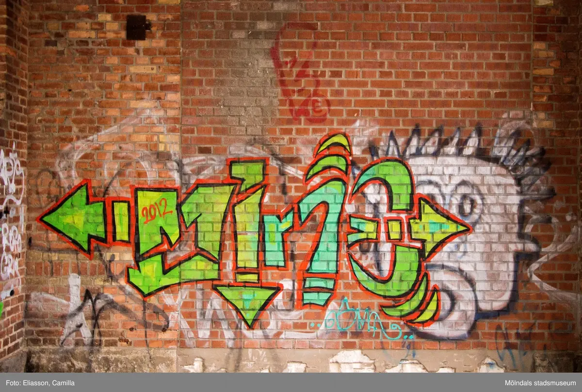 Graffiti på pappersbruket Papyrus fabriksområde i Forsåker, Mölndal, den 4/11 2014. Fotodokumentationen gjordes under perioden mellan pappersbrukets avveckling och områdets nyexploatering. Området var under denna tid populärt bland ungdomar som ville uttrycka sig konstnärligt med graffiti.