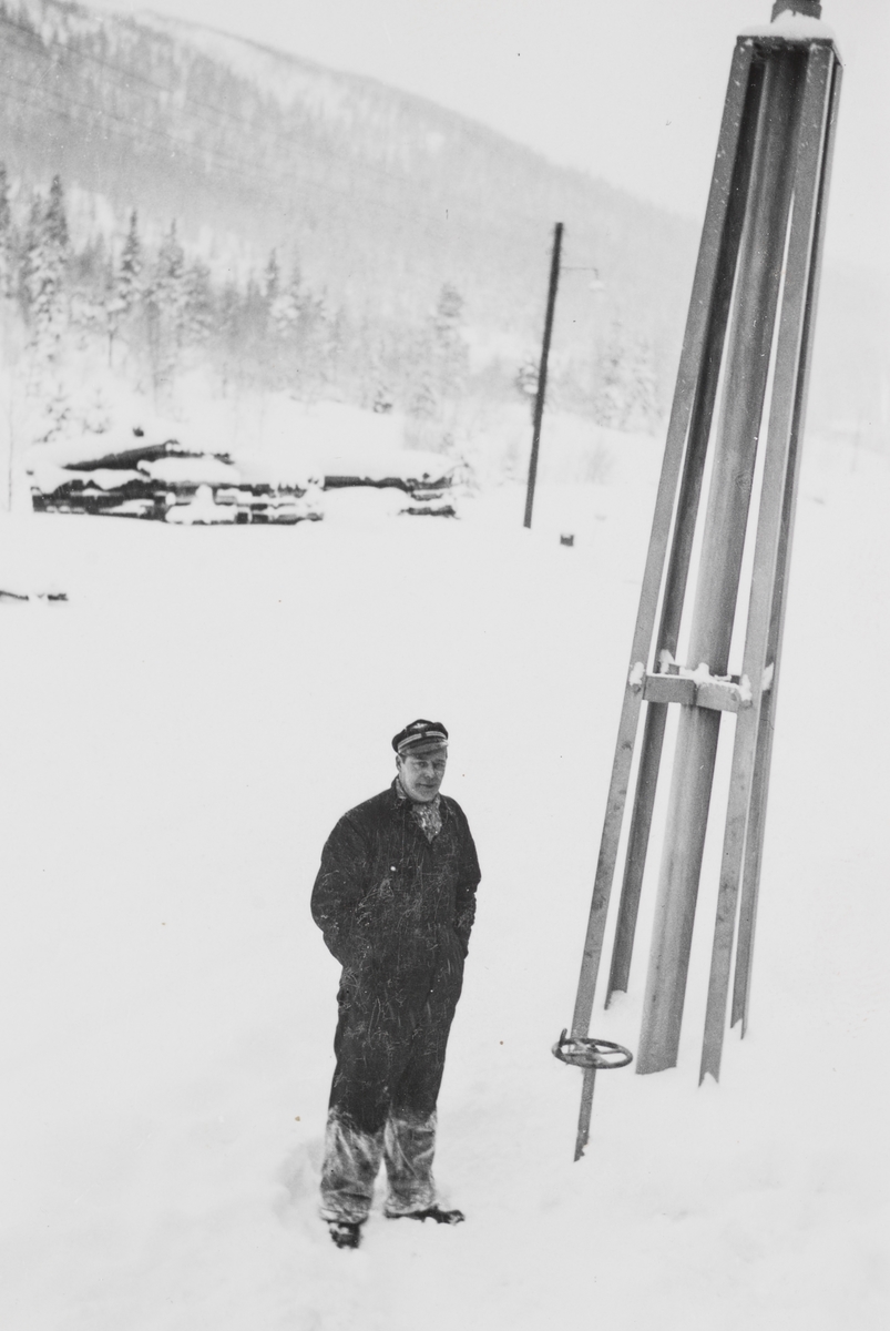 Lokomotivfører Johan P. Kristiansen ved vannstenderen på Majavatn stasjon.