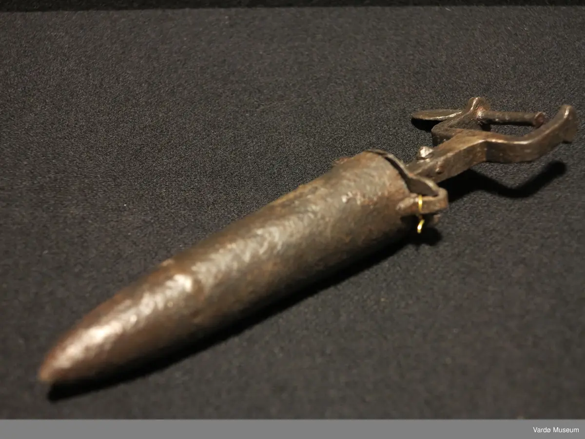 Metall gjenstand av ukjent bruk.