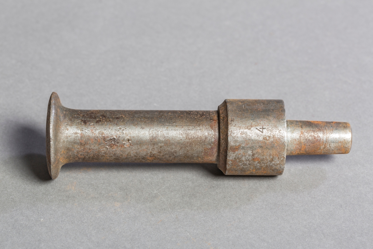 Dreiet dor med hode og fortykning på midten. Hodet sprukket.